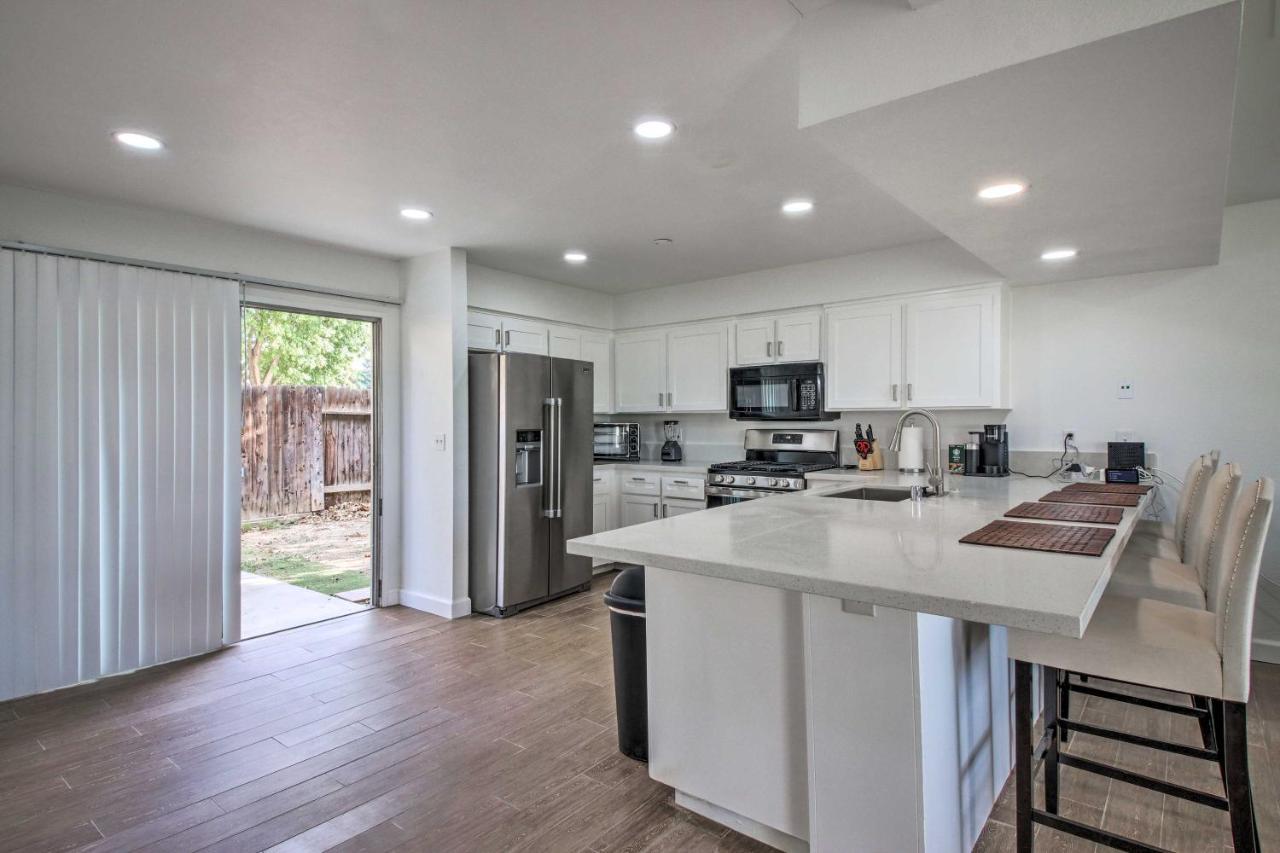 Central Bakersfield Townhome With Private Patio Exterior photo