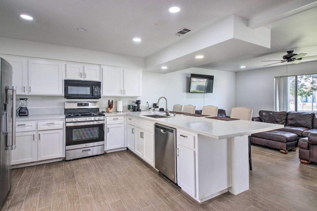 Central Bakersfield Townhome With Private Patio Exterior photo