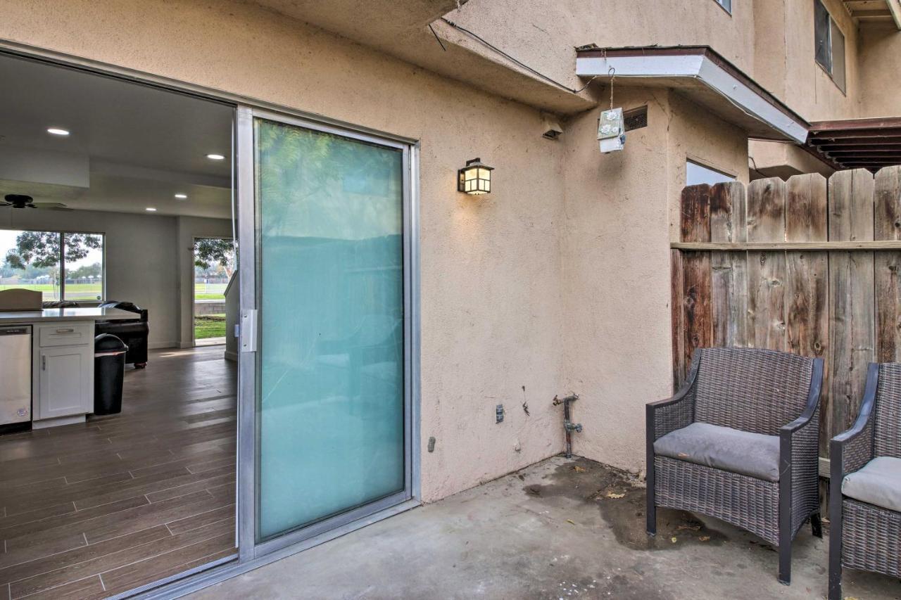 Central Bakersfield Townhome With Private Patio Exterior photo